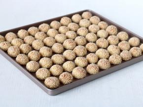 芝麻小馒头烤熟后取出放凉