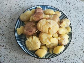 土豆煮到能用筷子扎透，捞出剥掉外皮，也可以不剥