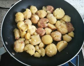 锅里倒入适量食用油烧热，放入土豆中小火煎