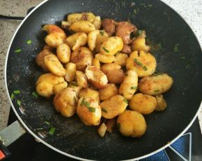 提起锅甩动均匀即可