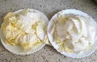 大白菜洗干净，白菜帮和叶子分开