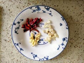 准备好姜蒜、辣椒