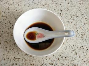 白糖、生抽、醋放碗里调开