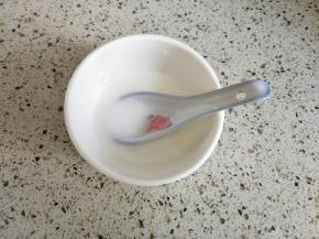 淀粉加适量清水调成水淀粉备用