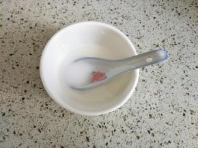 淀粉加适量清水调成水淀粉备用