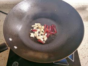 热锅倒油，下入姜蒜、辣椒炒出香味