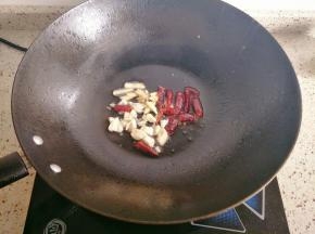 热锅倒油，下入姜蒜、辣椒炒出香味