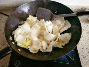 加入白菜帮先炒一会儿