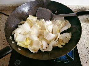 加入白菜帮先炒一会儿
