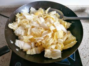 加入白菜叶翻炒