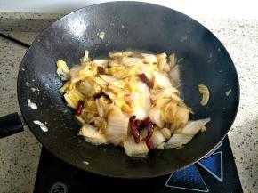 淋入水淀粉勾芡出锅