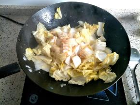 淋入准备好的调位汁翻炒