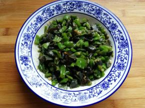 然后把皮蛋和青椒拌均匀即可