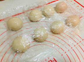 包好后，收口朝下，盖保鲜膜，松弛20分钟