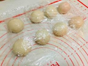 包好后，收口朝下，盖保鲜膜，松弛20分钟