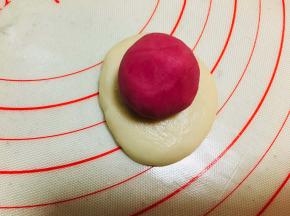 将油酥包裹进油皮内