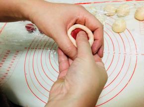 利用虎口，边转边推，油皮松弛好后，延展性非常好，很好推