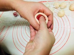 利用虎口，边转边推，油皮松弛好后，延展性非常好，很好推