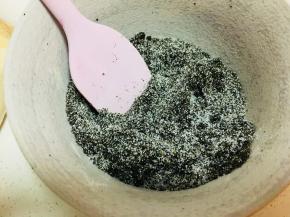 将黑芝麻粉，糖，椒盐放入容器中，搅拌均匀，说下椒盐，3，克花椒粉+3克盐即可。自己制作花椒粉味道会更好