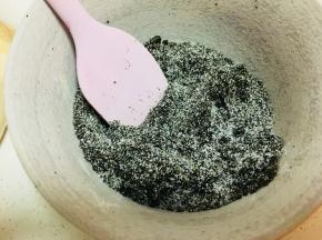 将黑芝麻粉，糖，椒盐放入容器中，搅拌均匀，说下椒盐，3，克花椒粉+3克盐即可。自己制作花椒粉味道会更好