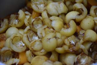 将枇杷洗净去壳去籽