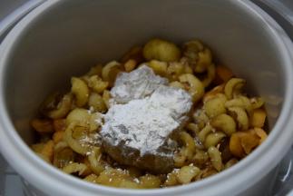 倒入炖锅中，加入川贝粉和老冰糖