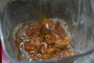 把炖好的枇杷倒入料理机打碎