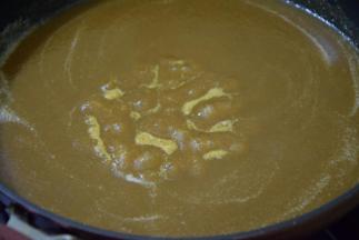 将打好的枇杷浆倒入锅中，小火熬