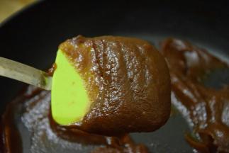 用铲子铲起来不会滑落即可关火，晾凉