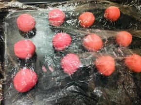 将油酥和油皮分成10或者12份，份数多少，决定了皮的薄厚，也决定了馅料的多与少，所以10到12个都是可以的，看个人喜好咯