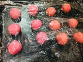 将油酥和油皮分成10或者12份，份数多少，决定了皮的薄厚，也决定了馅料的多与少，所以10到12个都是可以的，看个人喜好咯