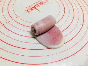 从上往下卷起来，盖保鲜膜，松弛20分钟