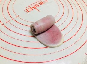 从上往下卷起来，盖保鲜膜，松弛20分钟