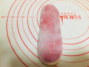 松弛后，取一个面团，轻轻按扁，擀成牛舌型，轻轻的擀，不要太长