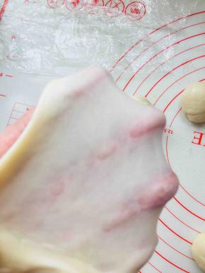 油皮部分，用温水化开猪油，充分乳化。加入中粉和盐揉出手膜，包裹保鲜膜松弛30分钟。（液体部分根据自己使用的面粉酌情增减5克）