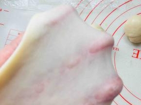 油皮部分，用温水化开猪油，充分乳化。加入中粉和盐揉出手膜，包裹保鲜膜松弛30分钟。（液体部分根据自己使用的面粉酌情增减5克）