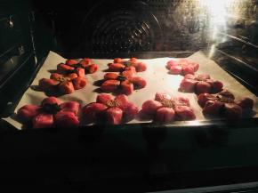 烤箱170度，20到25分钟，具体问题根据自己烤箱调节，观察上色情况，烤过了很容易变色，必要时加盖锡纸