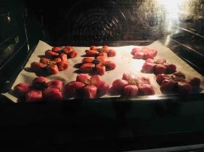 烤箱170度，20到25分钟，具体问题根据自己烤箱调节，观察上色情况，烤过了很容易变色，必要时加盖锡纸