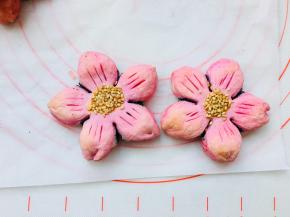 烤好后摊凉，密封保存，这个是粉色，用的粉色的色粉，主图是红丝绒精华