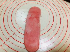 松弛后，开口朝上下，按扁再次擀长