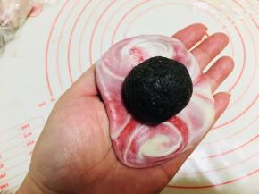 取一个馅料，同样收口方法，将馅料包裹进去