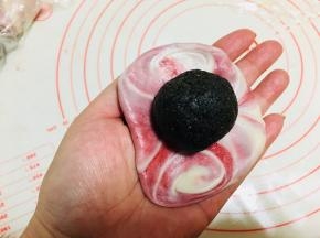 取一个馅料，同样收口方法，将馅料包裹进去