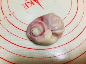 取一面团，将两头收口位置往中间按扁，擀圆