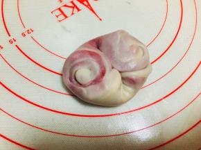 取一面团，将两头收口位置往中间按扁，擀圆