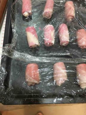 再次卷起来，盖保鲜膜，松弛20分钟