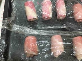 再次卷起来，盖保鲜膜，松弛20分钟