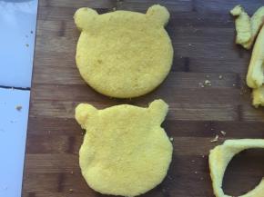 需要两片，一片用锋利的刀将周围切掉一圈