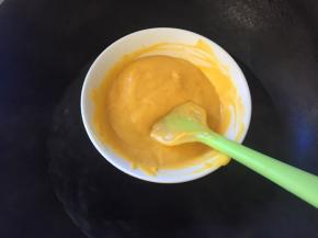 将吉利丁片拿出，挤掉水份，放入芒果糊中，隔热水融化，一定要将吉利丁片融化哦，放凉备用