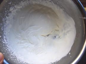 将淡奶油加入白砂糖打发至5分发，初见纹路状态