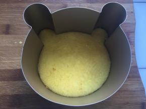 将大的蛋糕片放入低层